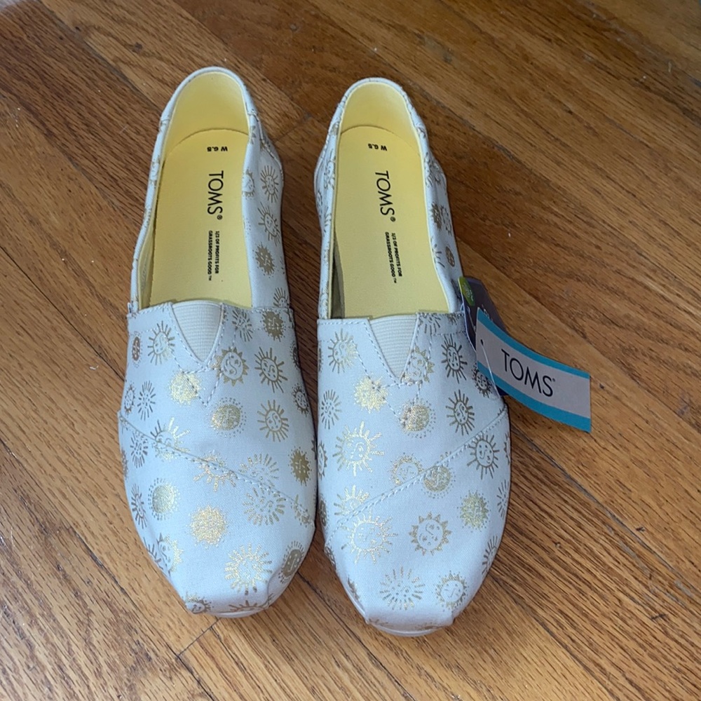 NWT Toms. Beige and Gold Metallic Sun Print.